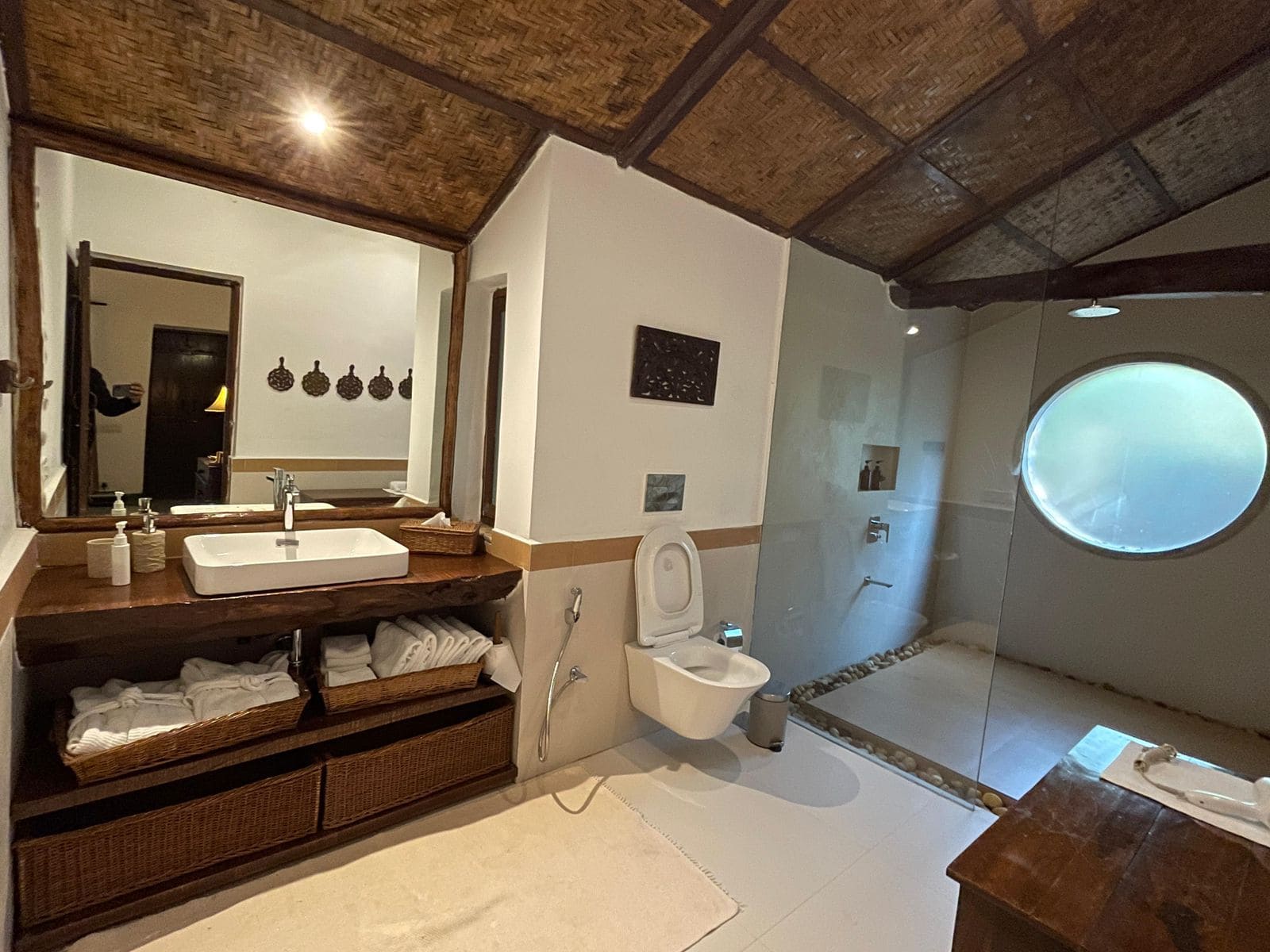 Spacious luxury bathroom at Forsyth Lodge