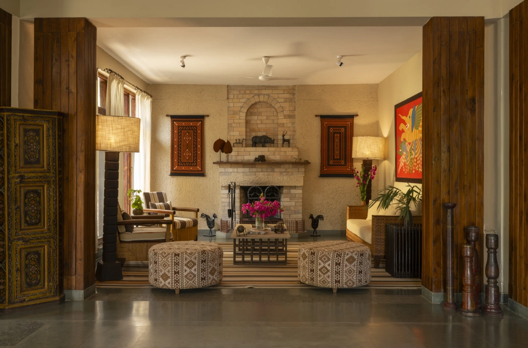 The warm, naturally furnished lodge lounge